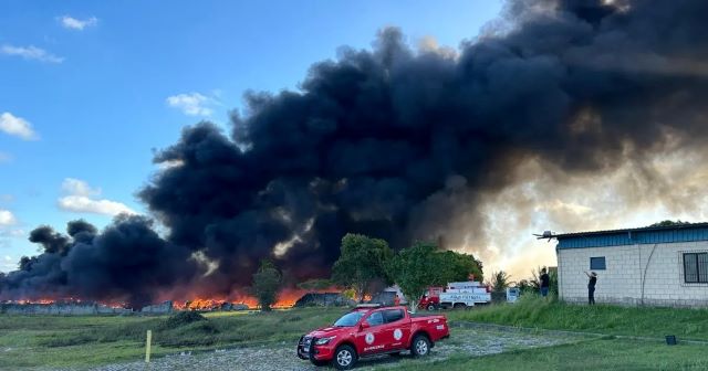 Incêndio atinge depósito