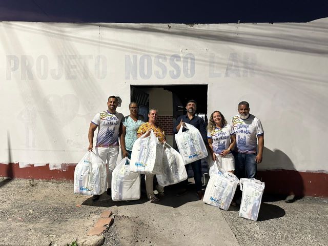 Embaixada Tricolor ‘Bora Bahêa Minha Bênção’ distribui fraldas geriátricas em instituições de Feira de Santana