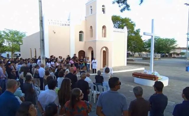 Sepultamento do corpo da médica Pothira