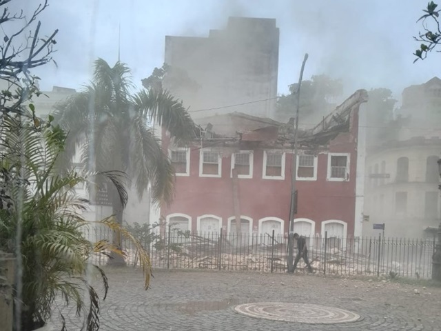 prédio desaba no bairro do comércio em salvador --