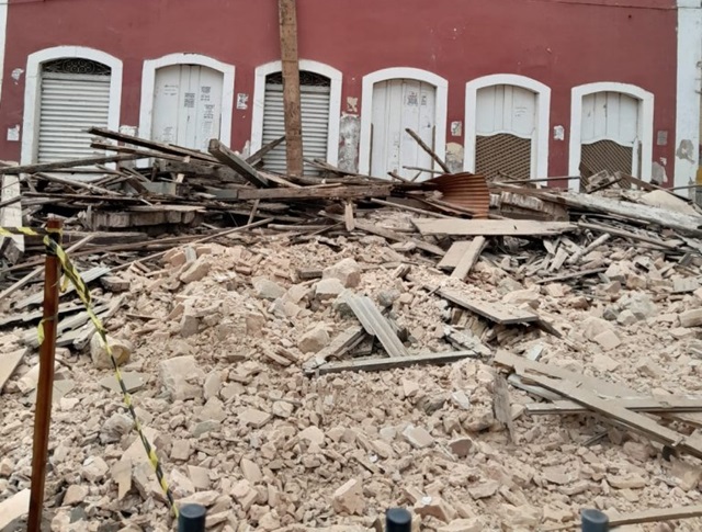 prédio desaba no bairro do comércio em salvador --