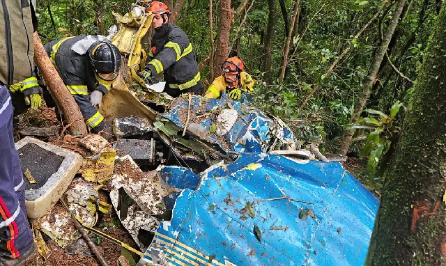 Avião com 2 pessoas a bordo cai