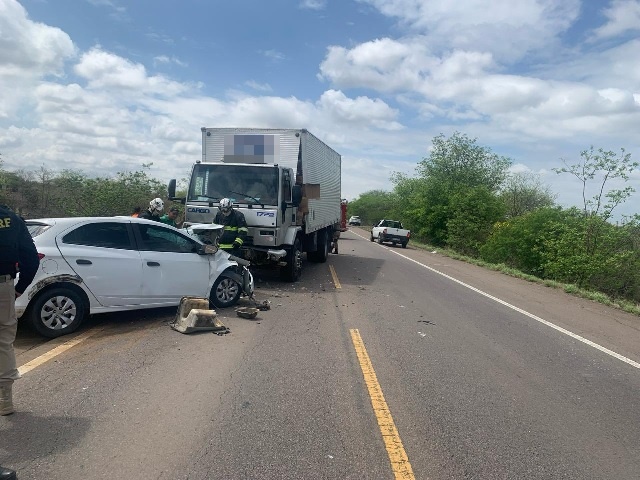 Carro colide com caminhão de deixa uma vítima