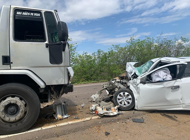 Carro colide com caminhão de deixa uma vítima