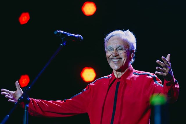 Caetano Veloso em show no Festival de Verão 2024