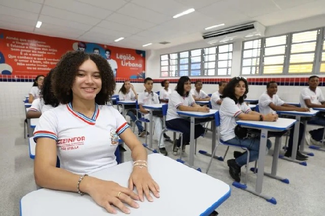 Estudantes em sala de aula