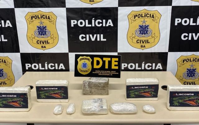 Mulher de presidiário é flagrada com drogas em Feira de Santana