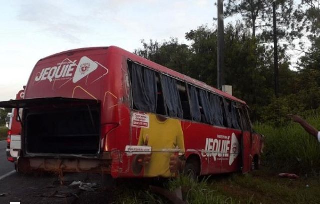 acidente com micro onibus na 324