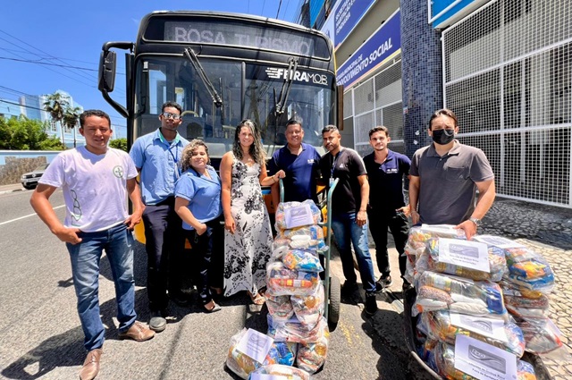 Empresa Rosa doa cestas básicas ao município de Feira