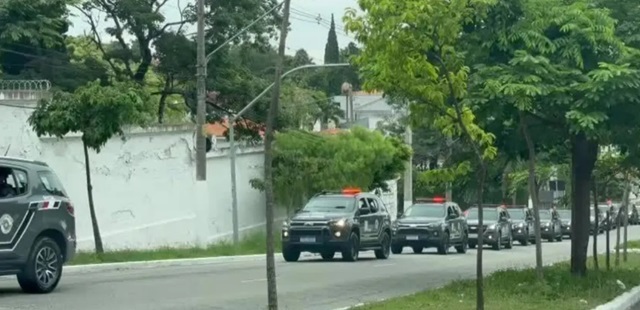 comboio até o cemitério para funeral de pm