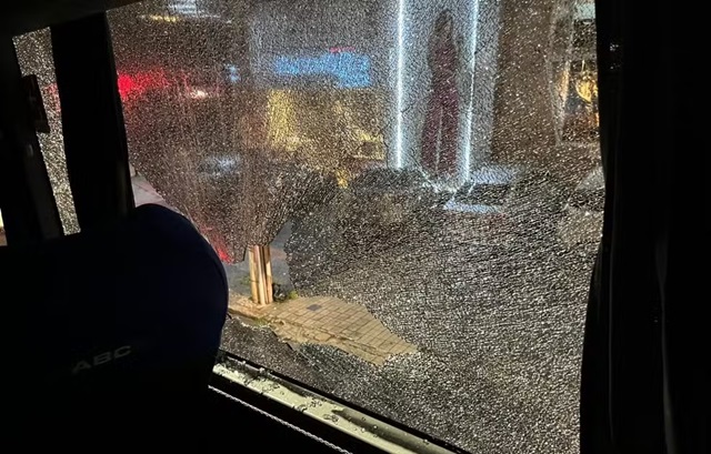 Torcedores do São Paulo atacam ônibus do Palmeiras