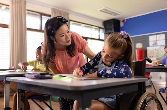 crianças - ensino - sala de aula freepik -