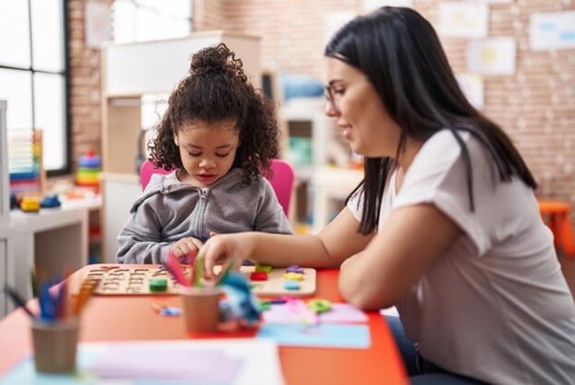 crianças - ensino - sala de aula freepik -