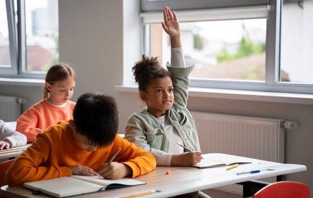 crianças - ensino - sala de aula freepik -