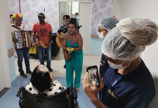 Artistas feirenses levam música e alegria para pacientes e funcionários do HGCA