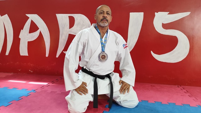 José Roberto Alves - atleta de Karatê feirense - campeonato mundial de Karatê