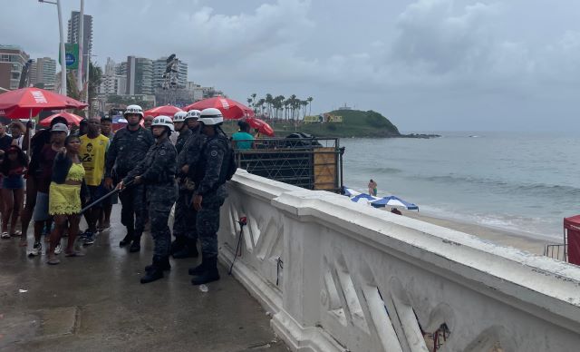 Ambulantes temem desabamento e realizam manifestação contra passarela montada na Barra