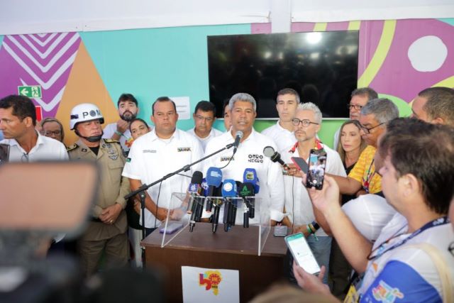 coletiva de imprensa, no Campo Grande, com o governador Jerônimo Rodrigues