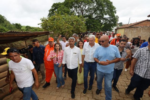 Jerônimo pausa agenda de carnaval para visitar áreas atingidas pelas chuvas em Medeiros Neto