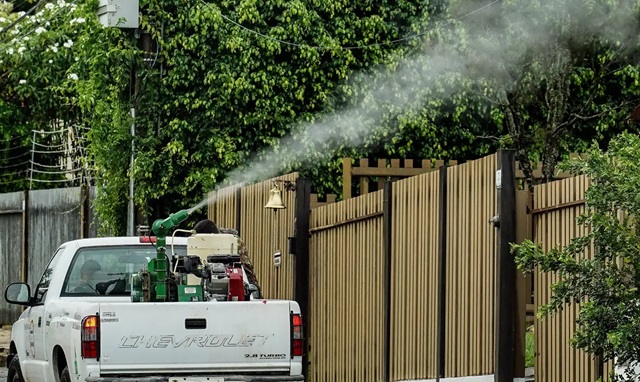 carro fumacê contra a dengue no Rio de Janeiro