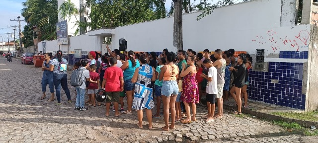 Manifestação de pais e responsáveis