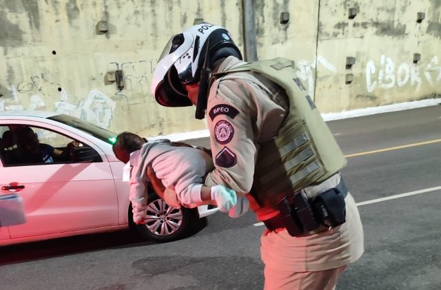 PMs salvam vida de criança engasgada em avenida de Salvador