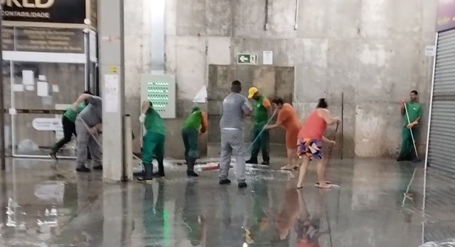 Forte chuva invade área interna do Shopping Popular Cidade das Compras