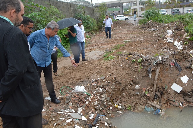 Prefeito Colbert Filho acompanha limpeza de canal