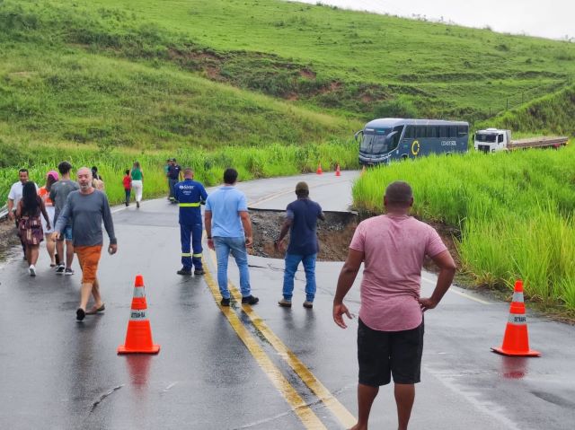 Erosão em pista após fortes chuvas provoca interdição parcial de rodovia entre os municípios de Ibicuí e Poções