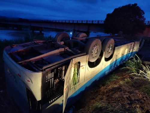 ÔNIBUS DA VIAÇÃO NOVO HORIZONTE CAPOTA NA PONTE DO RIO PARDO