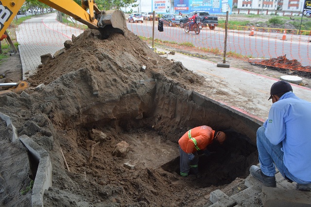 Prefeitura realiza limpeza de canal