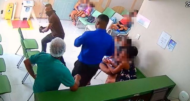 Homem armado com espada avança contra segurança no HTO