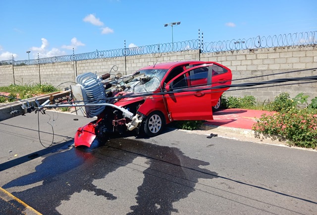 Motorista passa mal e colide carro em poste no bairro Papagaio ft ney silva acorda cidade