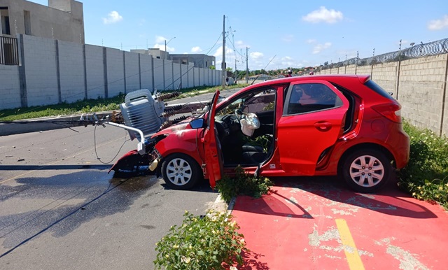 Motorista passa mal e colide carro em poste no bairro Papagaio ft ney silva acorda cidade1