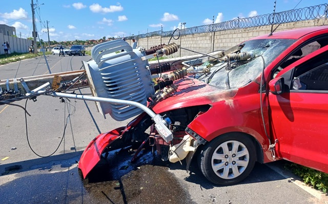 Motorista passa mal e colide carro em poste no bairro Papagaio ft ney silva acorda cidade1