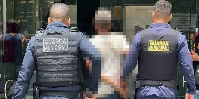 homem é conduzido por guarda municipal de Feira de Santana