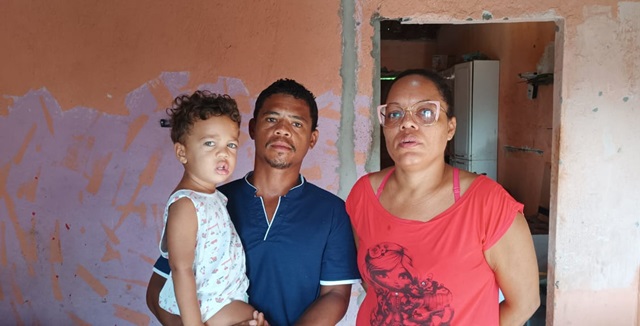 Mãe realiza apelo para consertar o telhado de casa - Rua Fosfina - Conceição ll