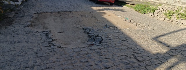 Buracos na Rua Araraquara causam transtornos no bairro Caseb