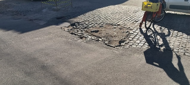 Buracos na Rua Araraquara causam transtornos no bairro Caseb