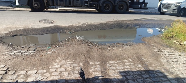 Buracos na Rua Araraquara causam transtornos no bairro Caseb