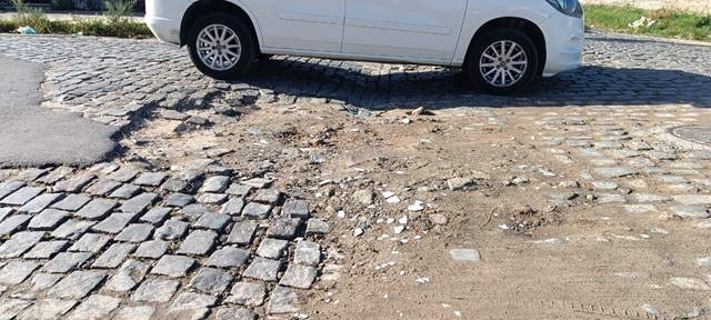 Buracos na Rua Araraquara causam transtornos no bairro Caseb