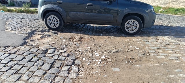 Buracos na Rua Araraquara causam transtornos no bairro Caseb