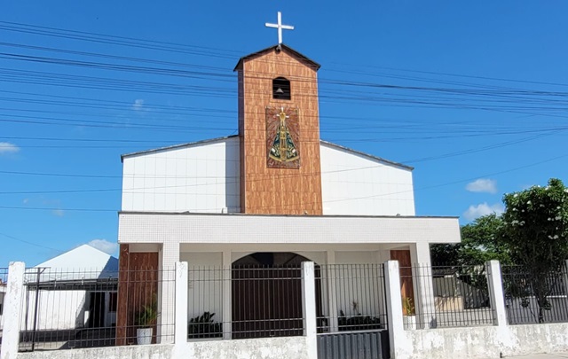 Igreja católica arrombada no Feira IX