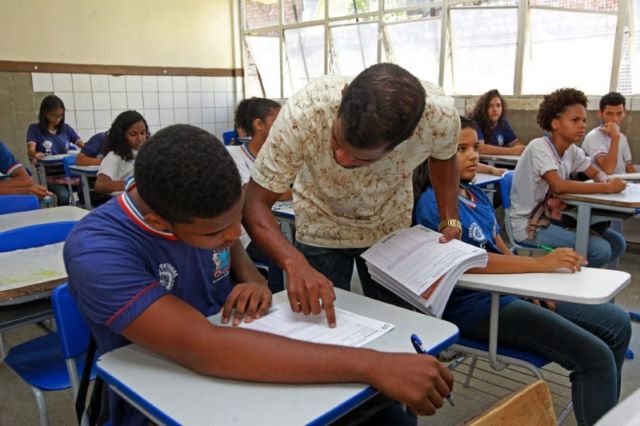 Escola, sala de aula, alunos e professor