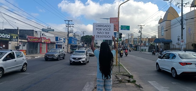 Estudante leva mensagem sobre saúde mental no trânsito de Feira de Santana - ft - Paulo José - acorda cidade