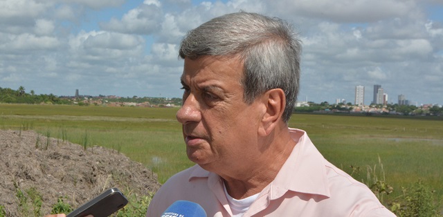 Lagoa Salgada passa por limpeza