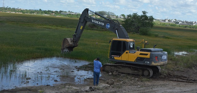 Lagoa Salgada passa por limpeza