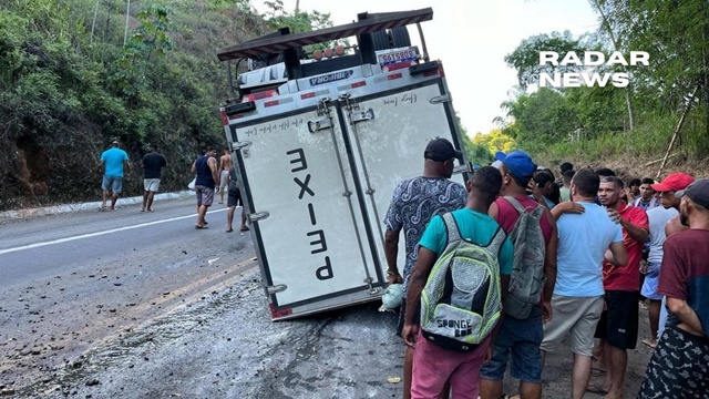 Caminhão tomba na BR-101 próximo a Eunápolis