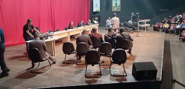 Sessão da Câmara municipal no Centro de Cultura Amélio Amorim