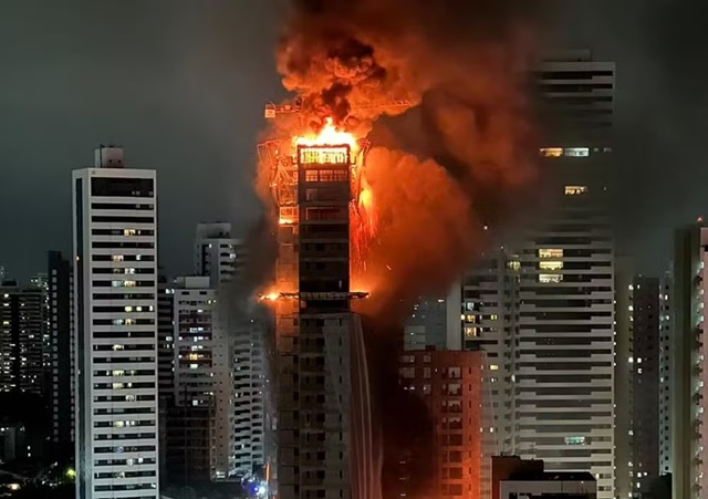 Incêndio atinge prédio em construção no Recife